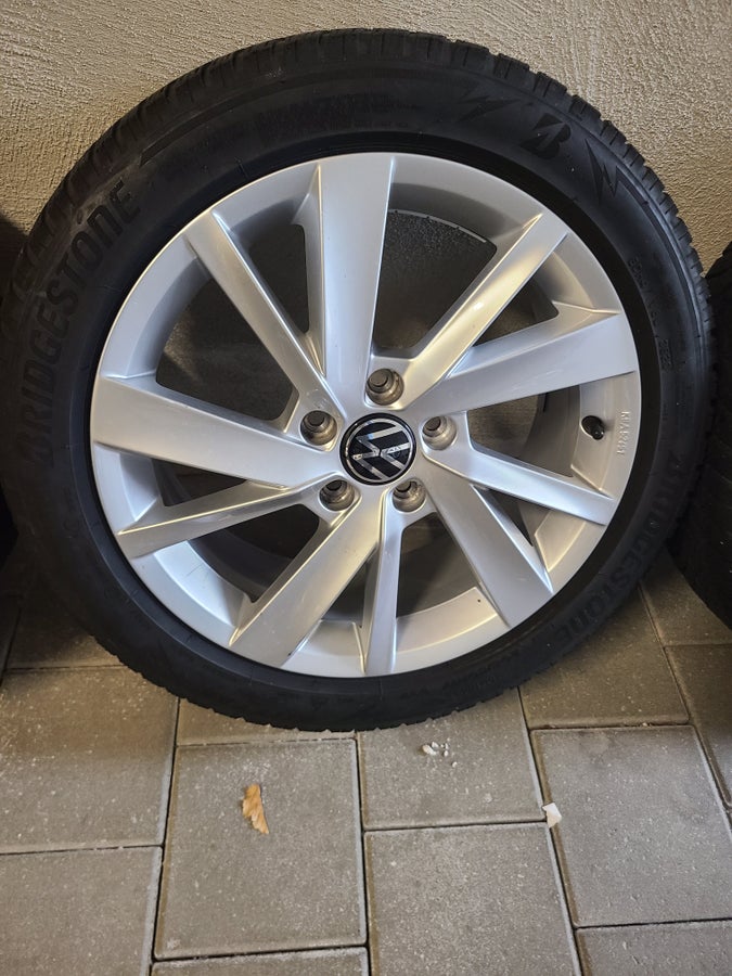 6,5J x 17 ET46 OEM VW Gavia wheels with winter tires